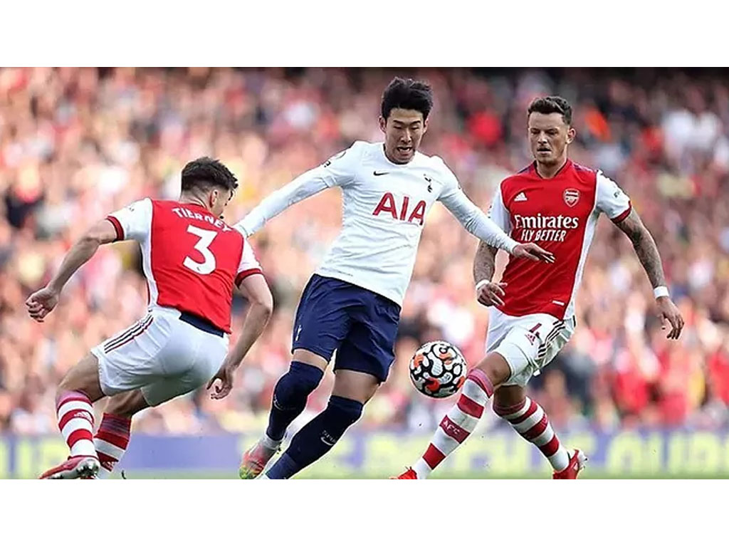 son tendang bola ke gawang arsenal