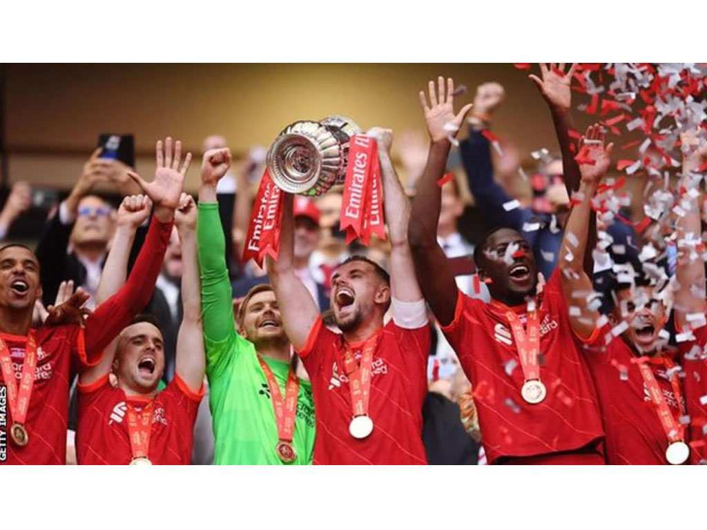 pemain liverpool angkat piala fa