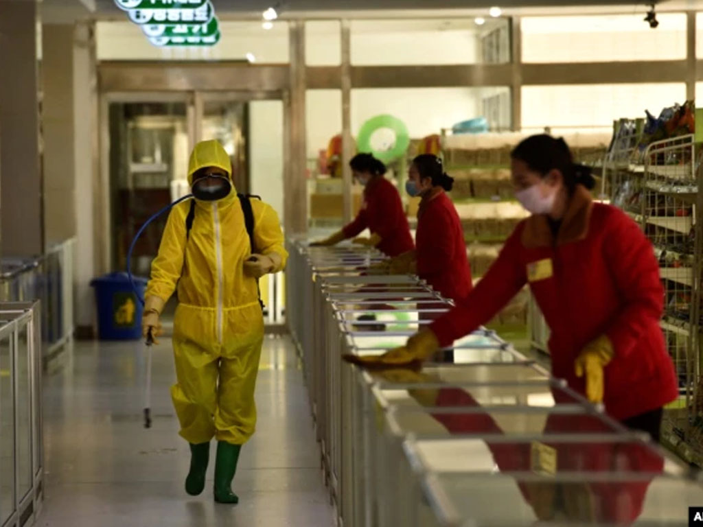 penyemprotan disinfektan di pyongyang