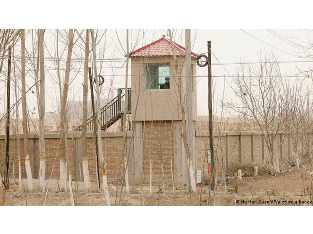 menara penjaga di kamp uighur