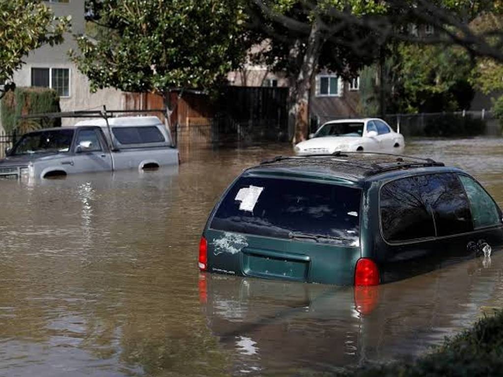 Cara Mengatasi Mobil Terendam Banjir