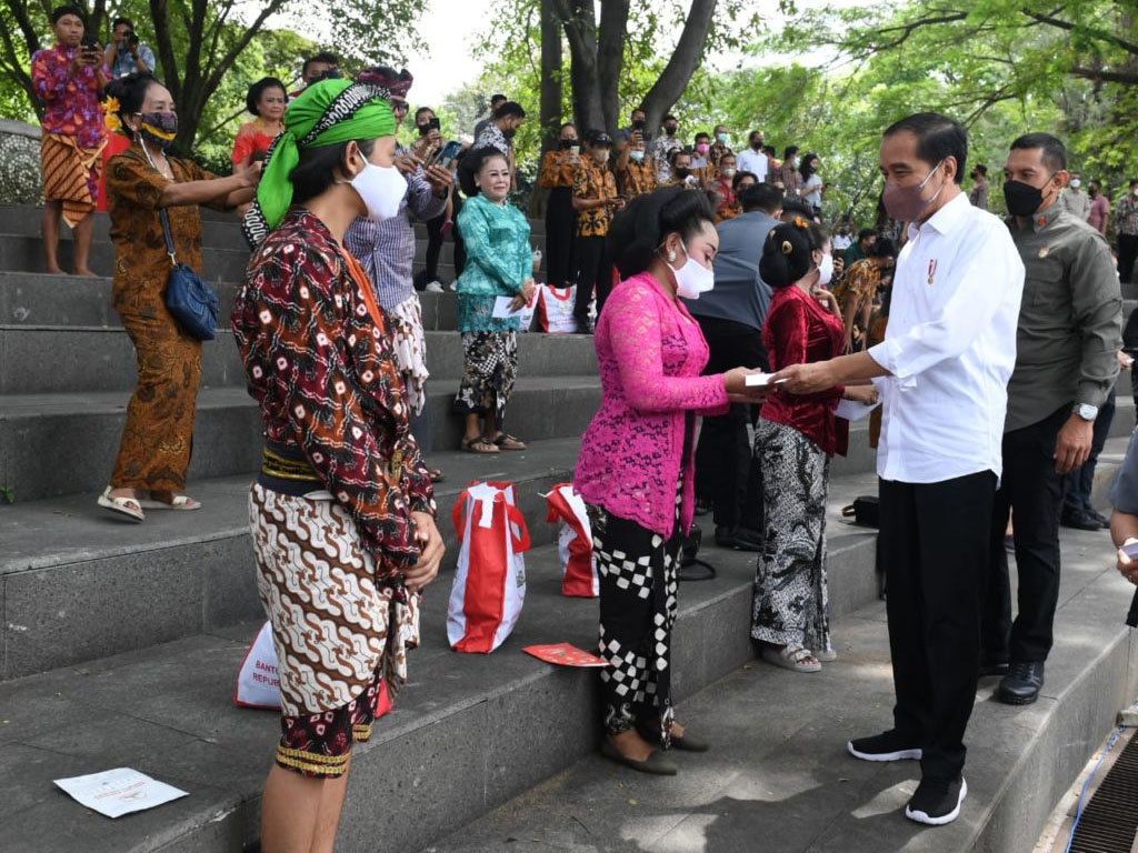 jokowi serahkan bansos pekerja seni di solo