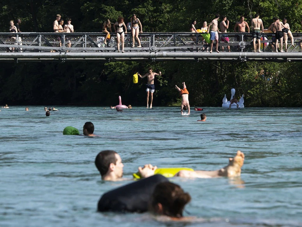 berenang di sungai di swiss