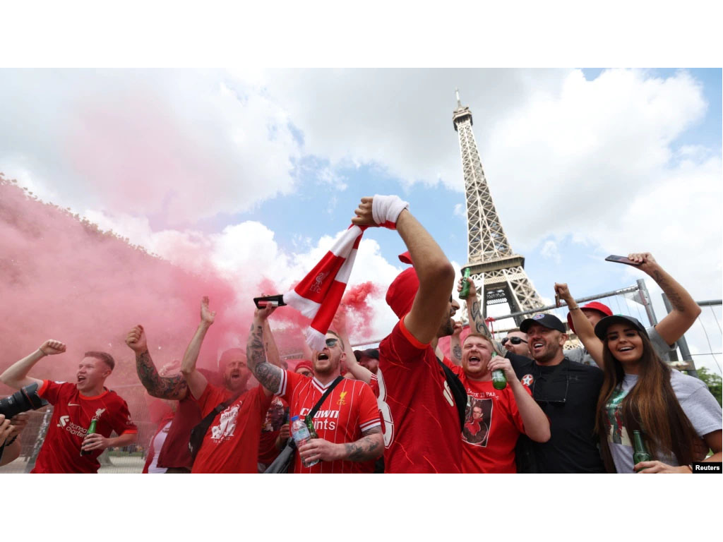 fan liverpool di paris