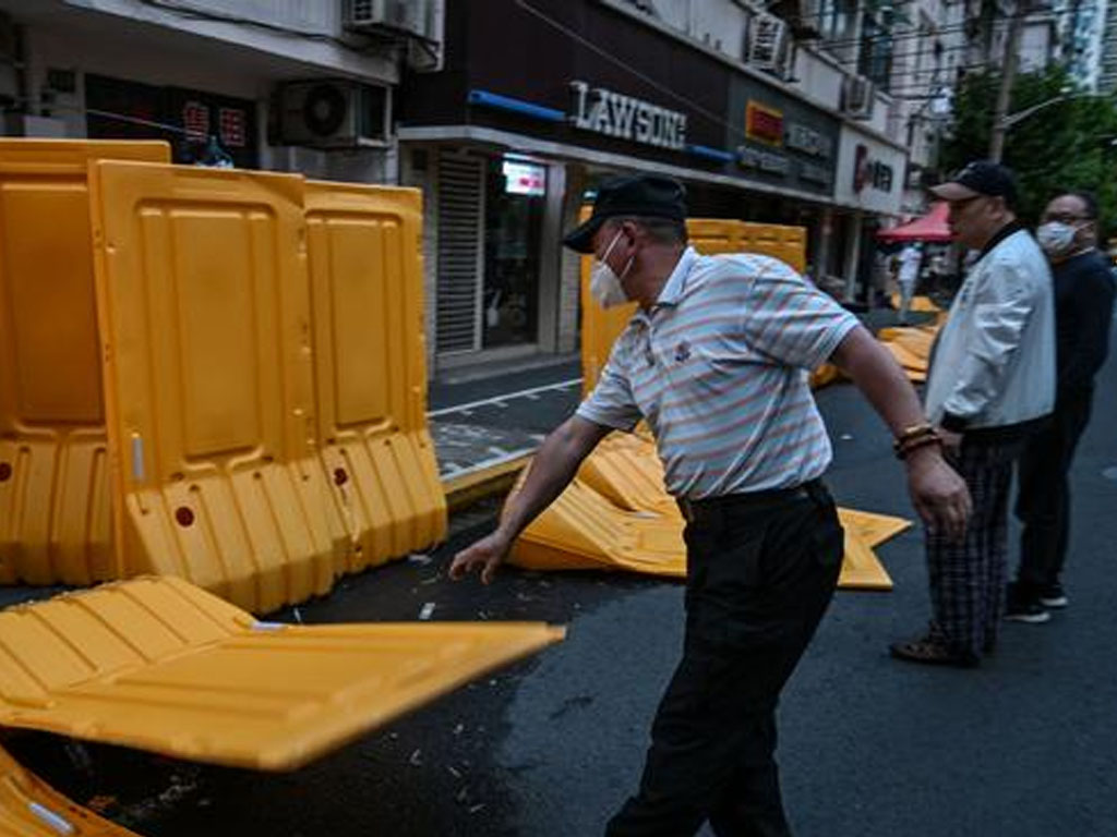 petugas bongkar blokade di shanghai