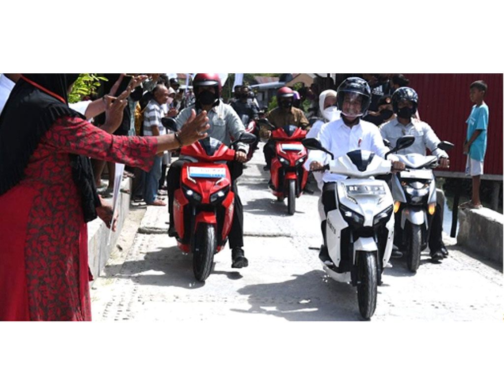 jokowi dan iriana naik motor