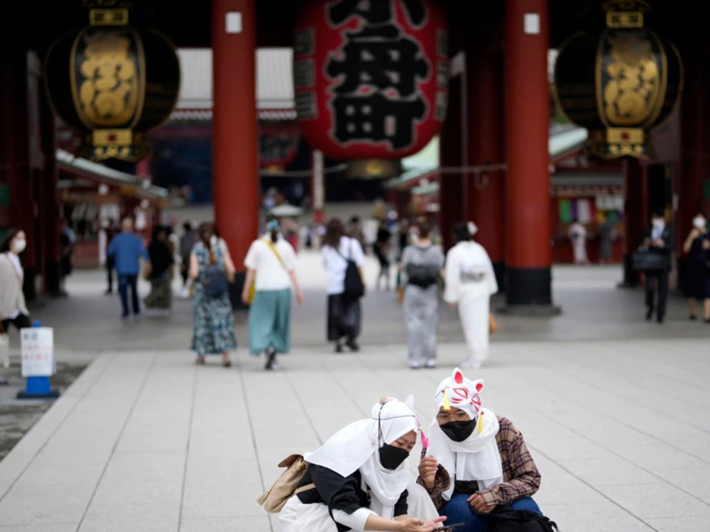 turis asing selfie di tokyo