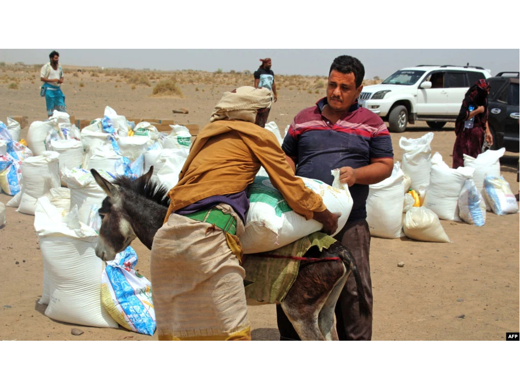 warga yaman terima pembagian gandum