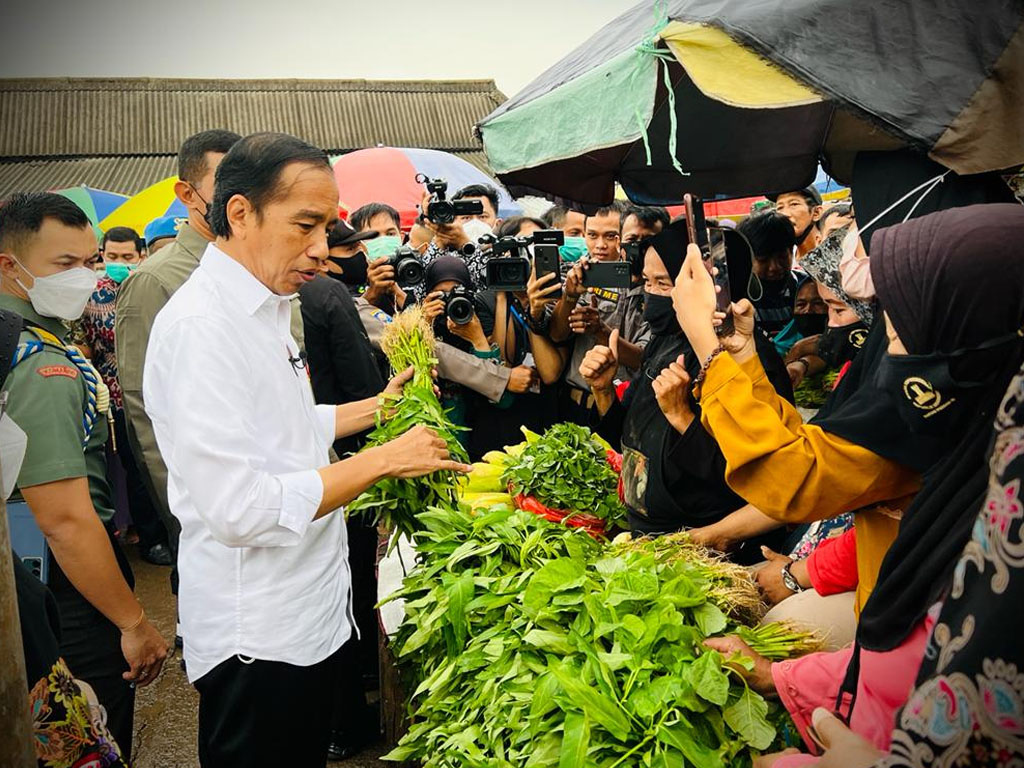 jokowi bagikan bansos di baros serang