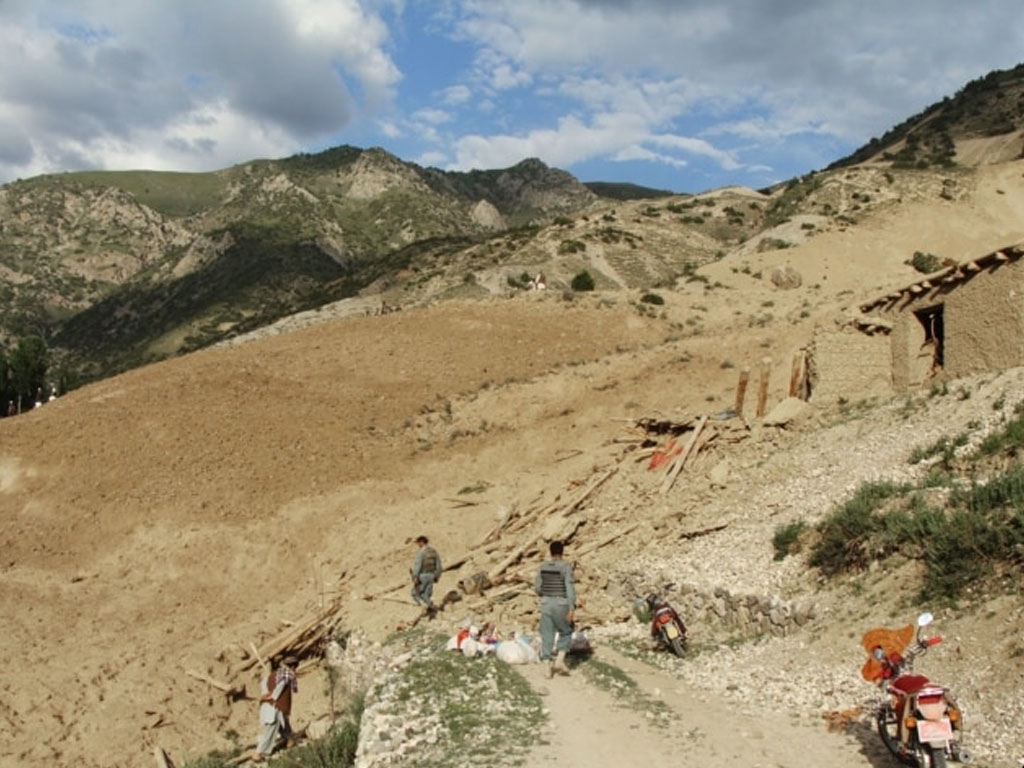 polisi afghanistan di gempa