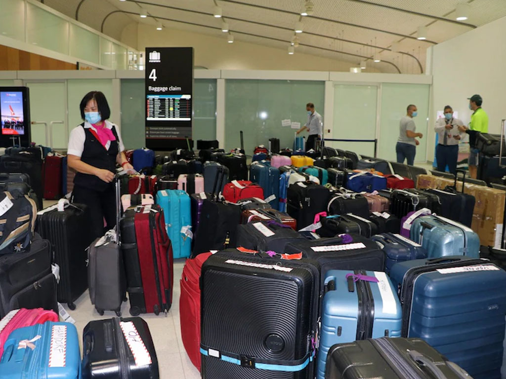 Staf Qantas harus mengurusi bagasi penumpang