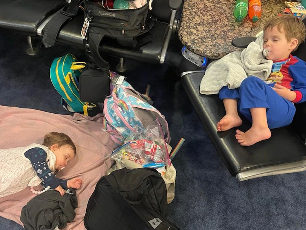 anak tidur di bandara dallas