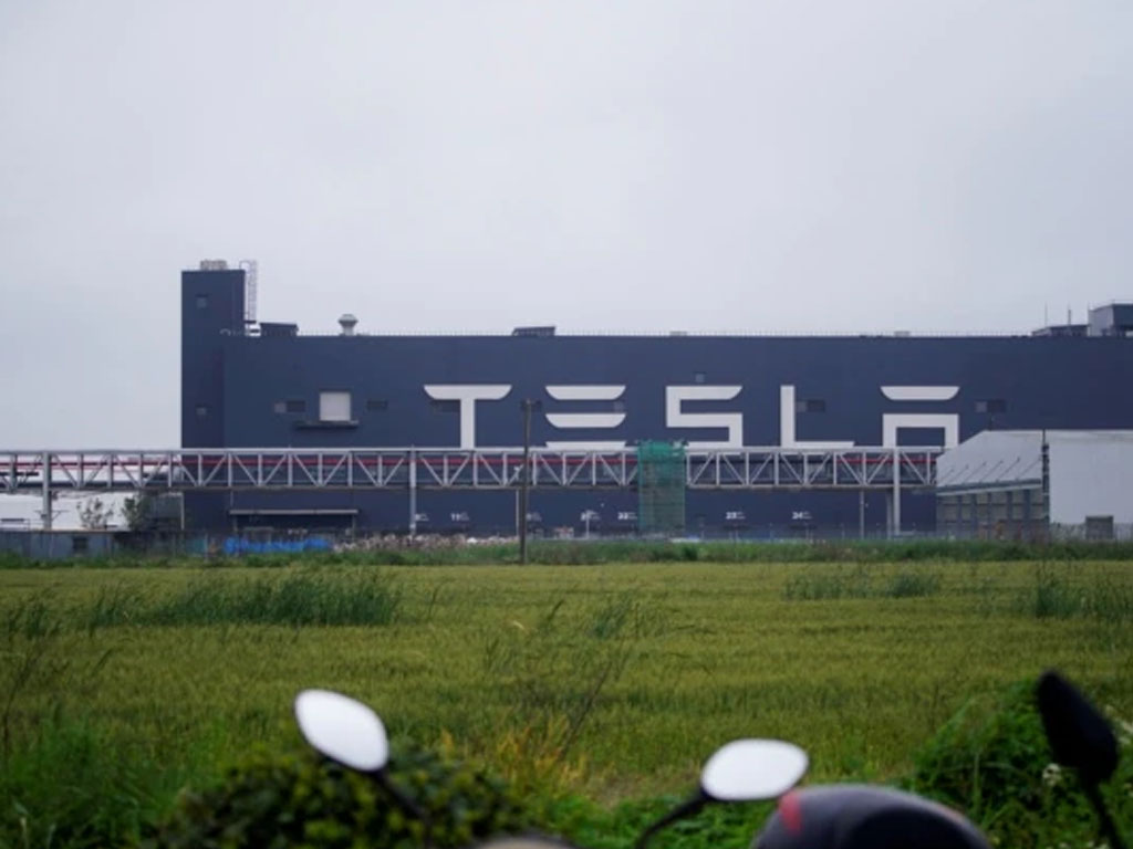 papan nama tesla di shanghai