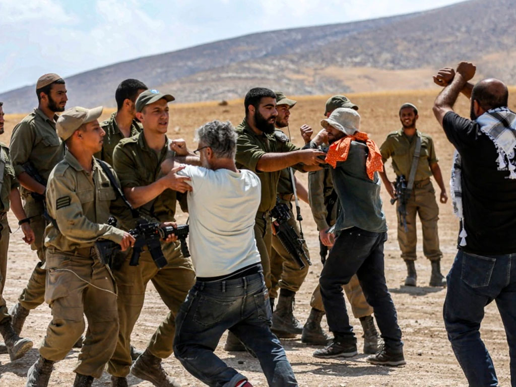 tentara Israel bentrok dengan warga Palestina