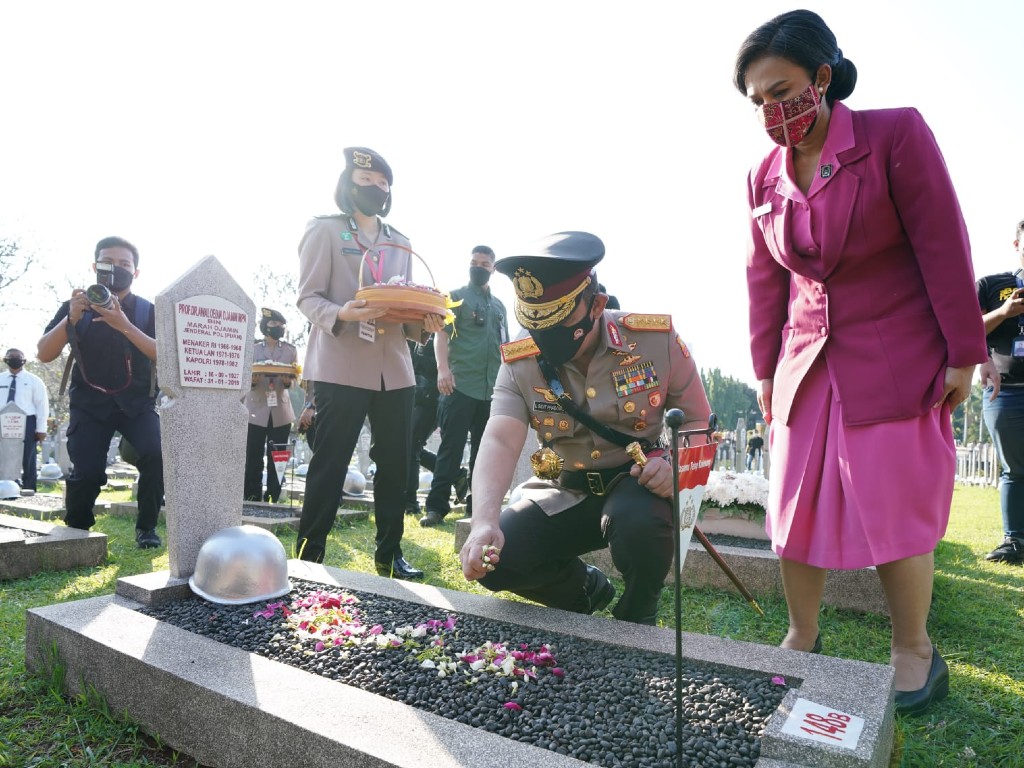 Kapolri Jenderal Listyo Sigit Prabowo berziarah ke Taman Makam Pahlawan (TMP) Kalibata