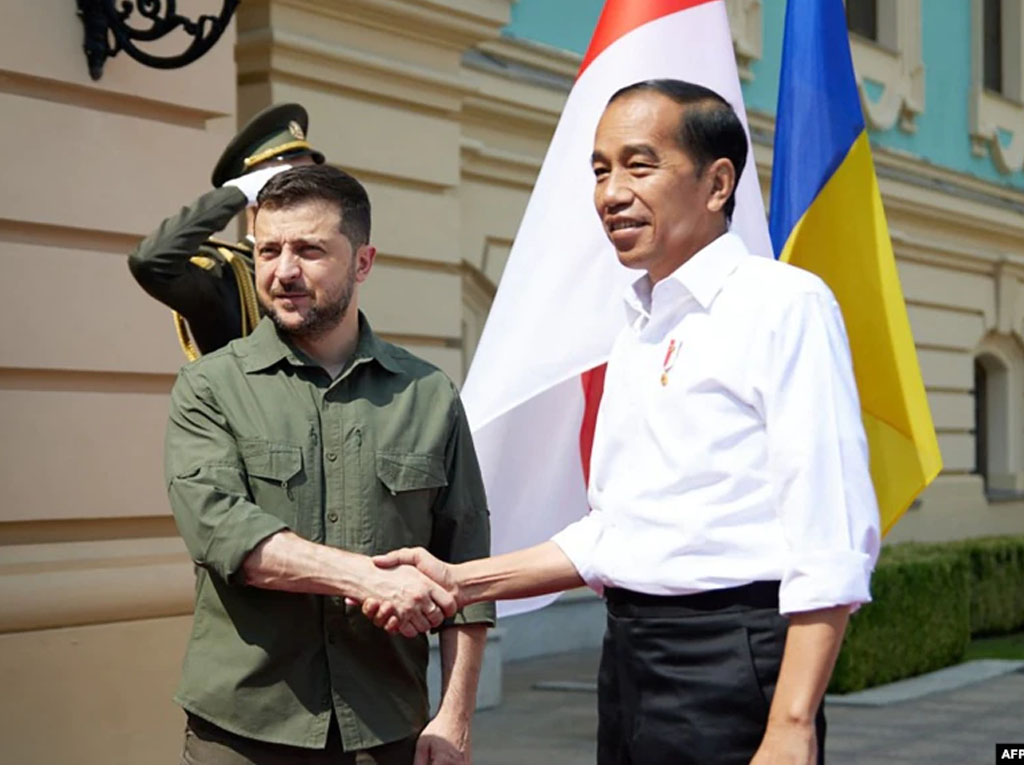 jokwi dan presiden ukraina jabat tangan