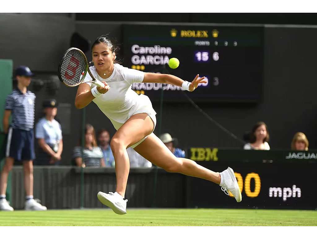 emma raducanu kembalikan bola di babak kedua wimbledon 2022