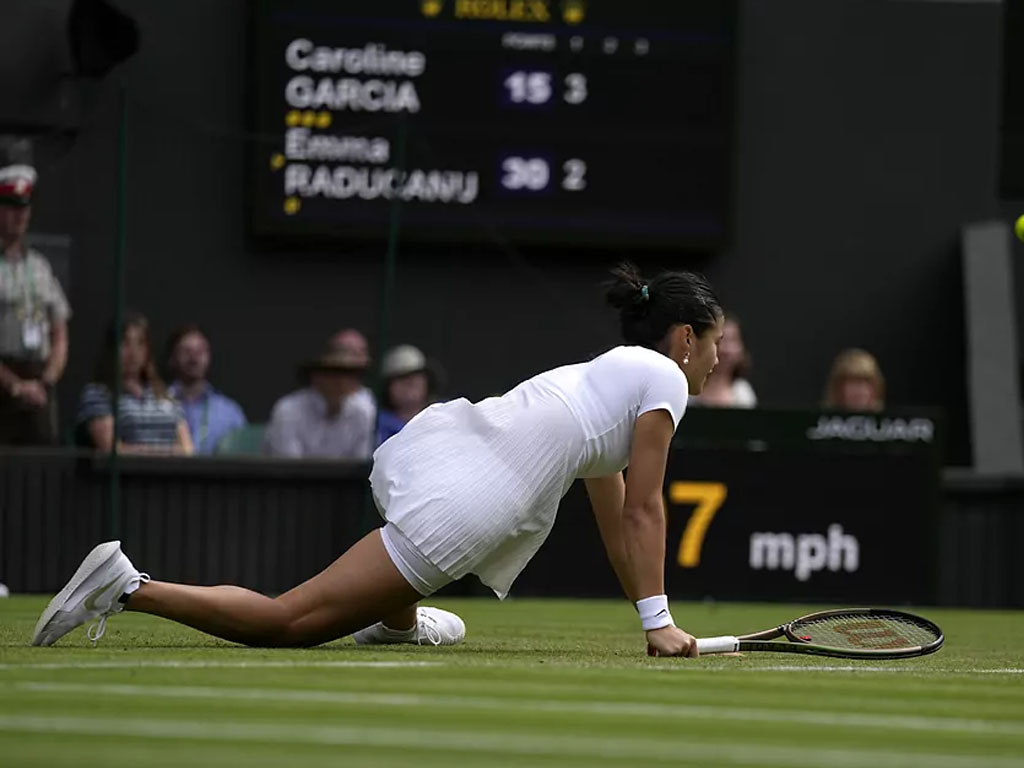 emma tergelincir di wimbledon 2022