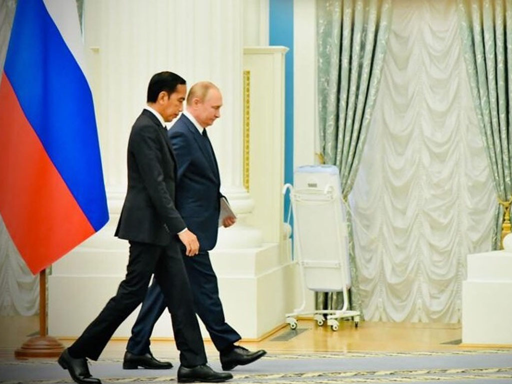 jokowi dan putin berjalan di kremlin
