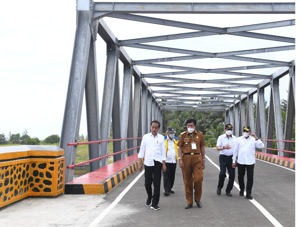 jokowi tinjau jembatan di nias