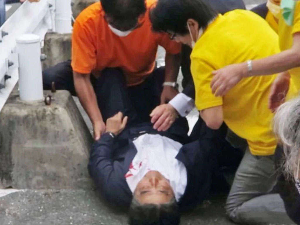 Shinzo Abe terbaring di lapangan di Nara