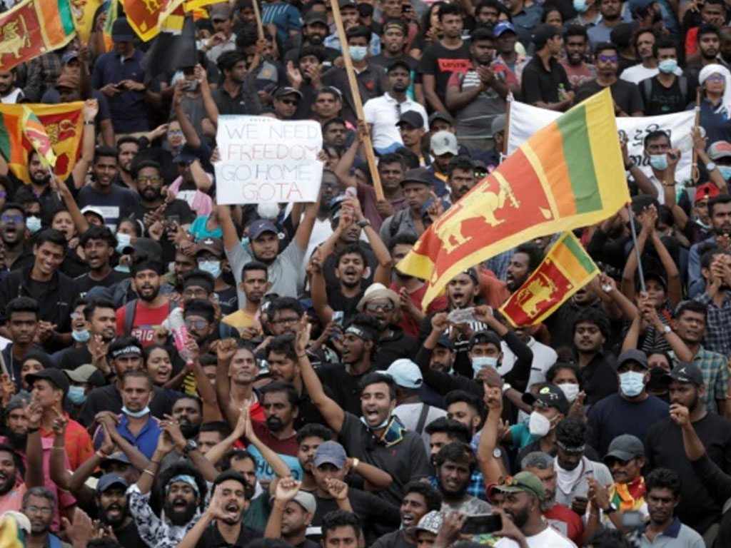 demonstran rayakan masuk ke sektretariat presiden sri lanka