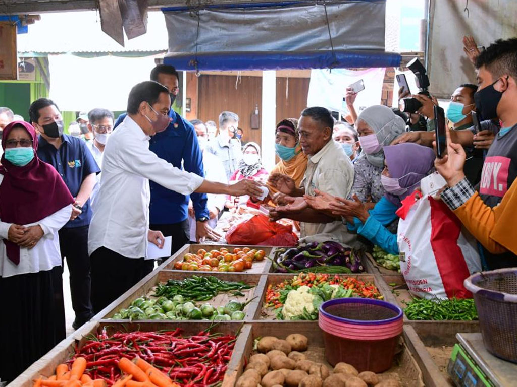 jokowi bagikan bansor di sukamandi subang