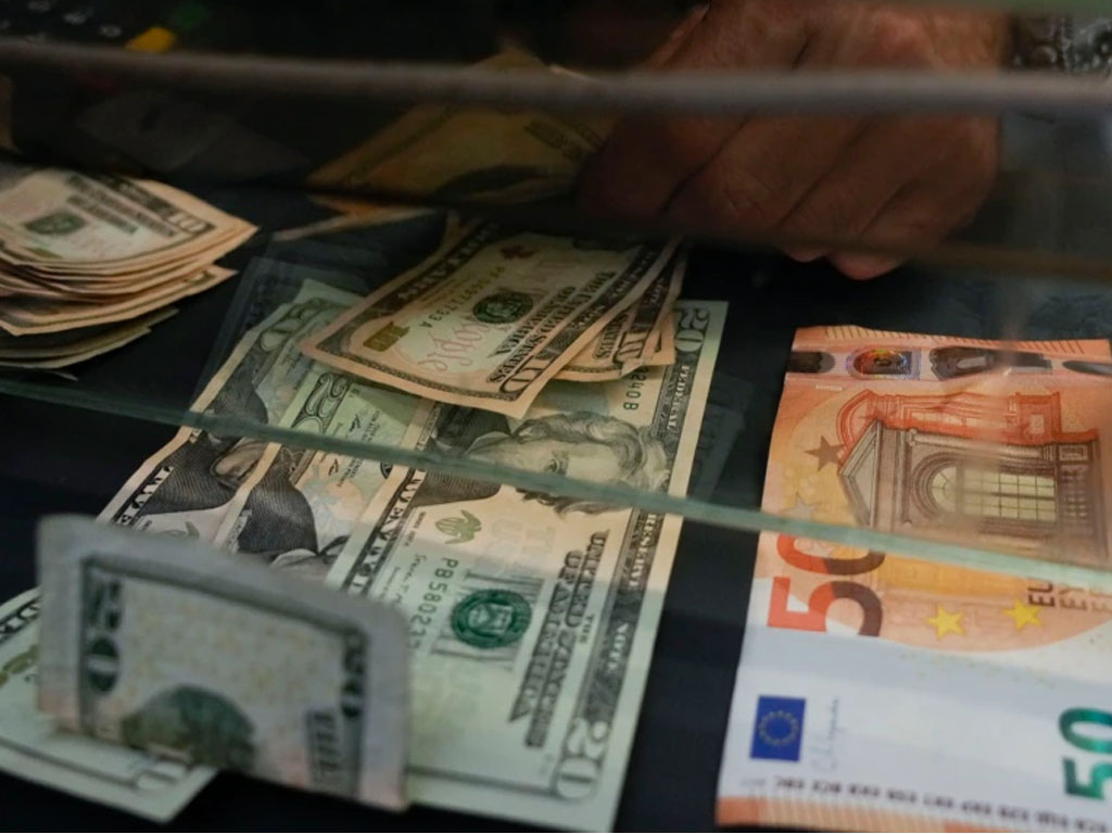 uang kertas euro dan dolar as