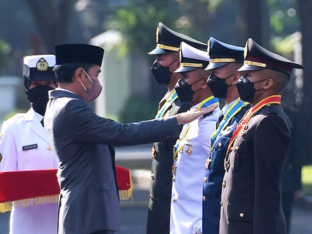 jokowi lantik perwira tni polri