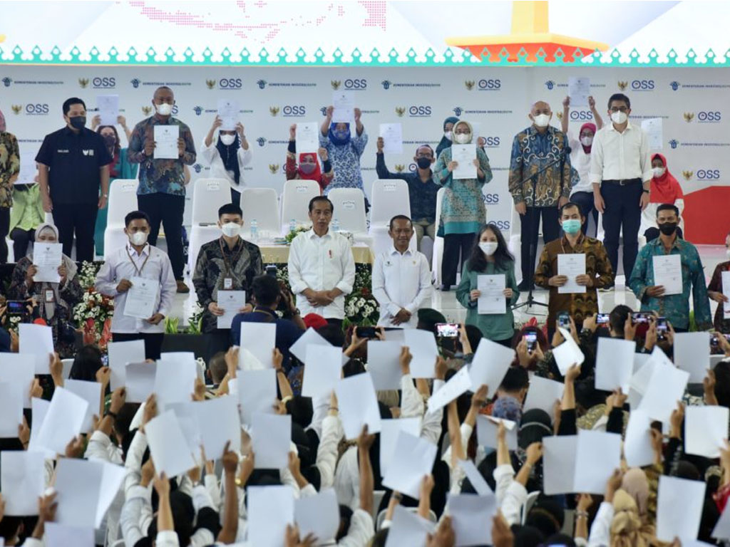 jokowi serahkan NIB bagi pelaku UMK perseorangan