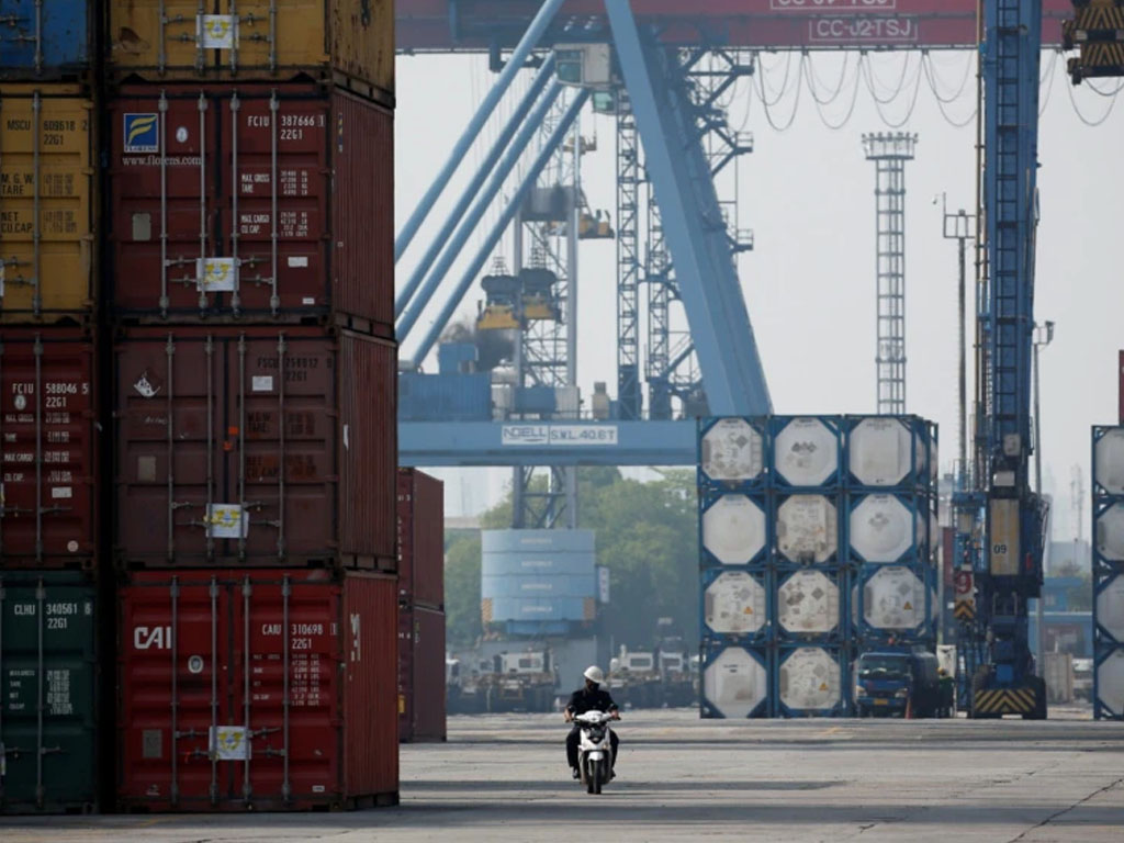 tumpukan peti kemas di priok