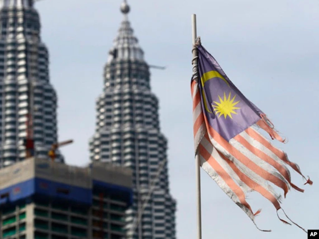bendera malaysia rusak