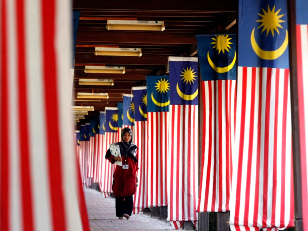 mahsiswa lewati bendera malaysia di KL