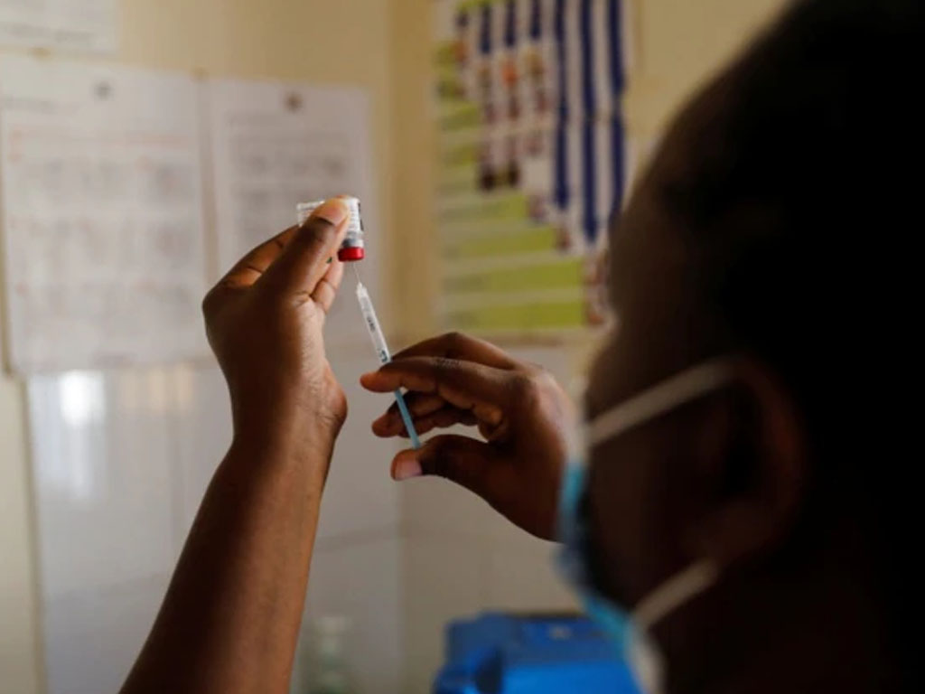 perawat siapkan vaksin malaria