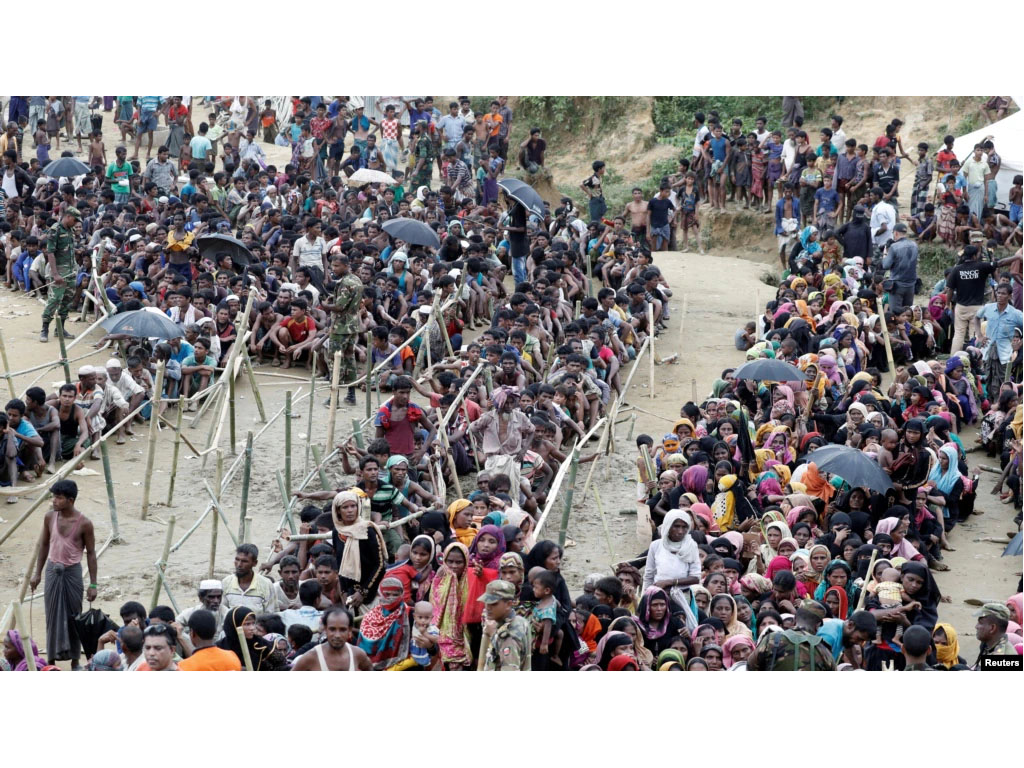 pengungsi rohingya antre makanan di bangladesh