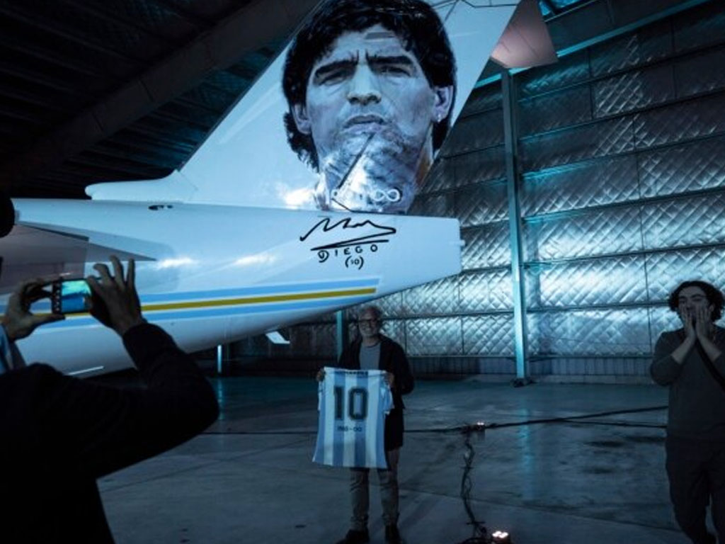 pria foto di pesawat logo maradona