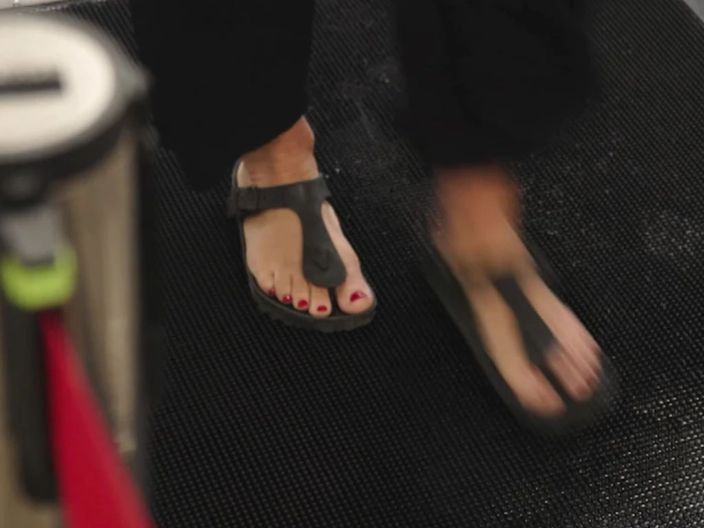 perempuan pakai sandar terbuka di bandara perth