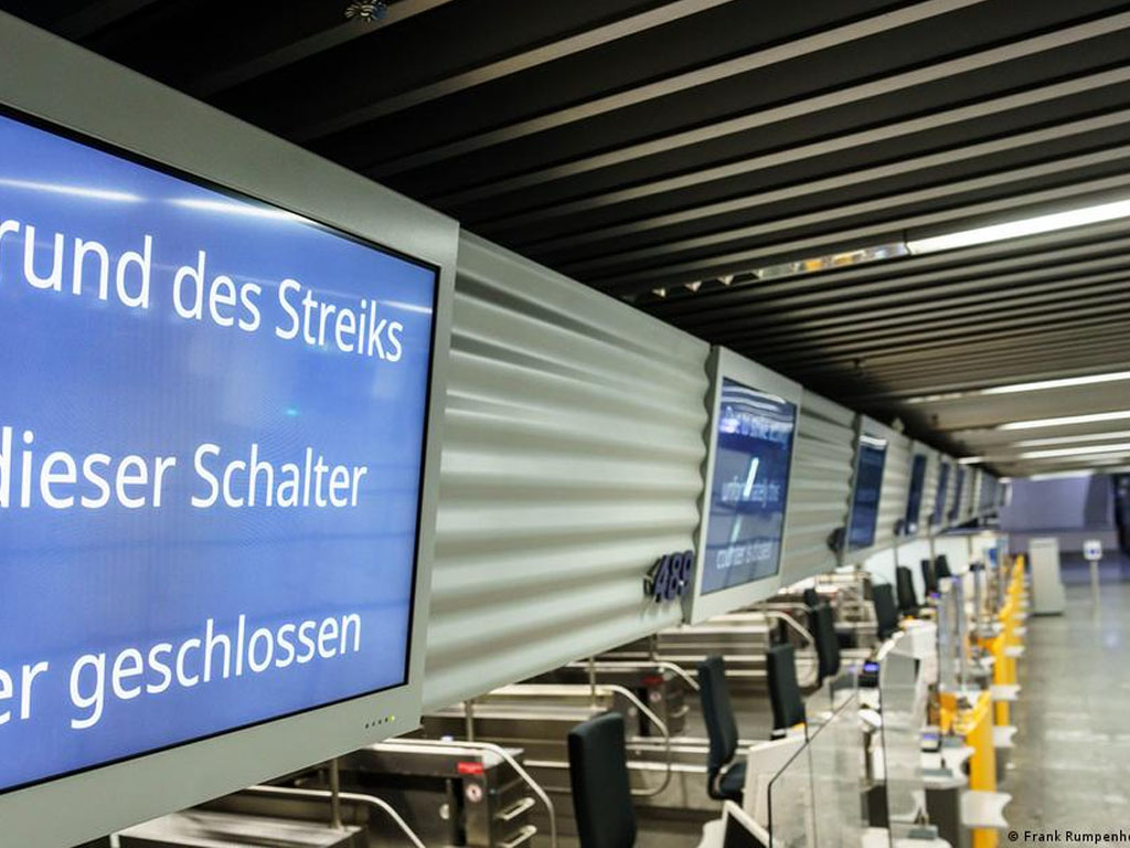 Konter lapor masuk Lufthansa di bandara frankfur tutup