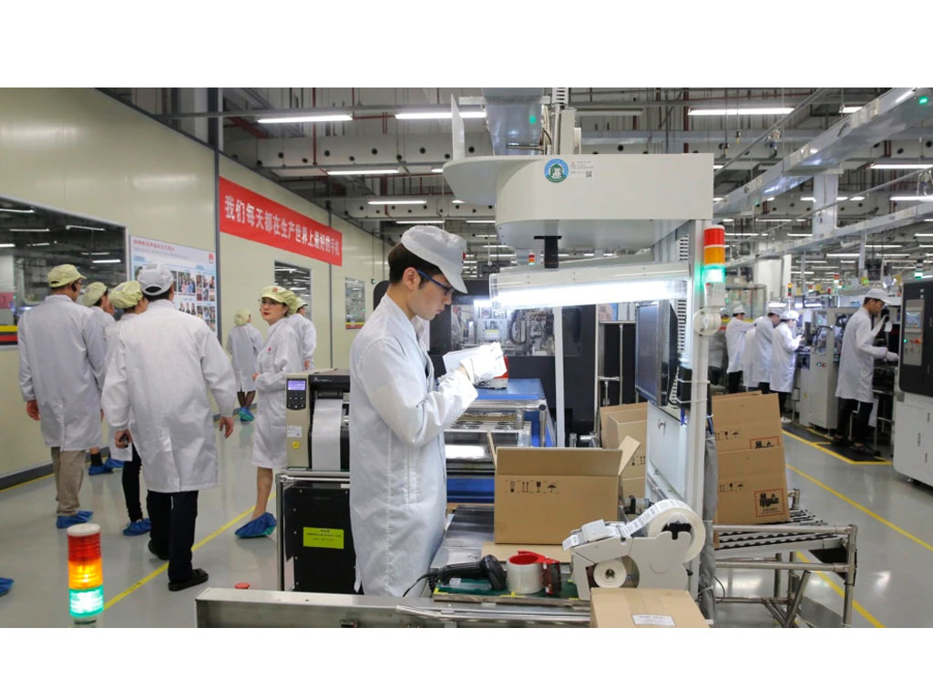 pekerja di pabrik ponsel china
