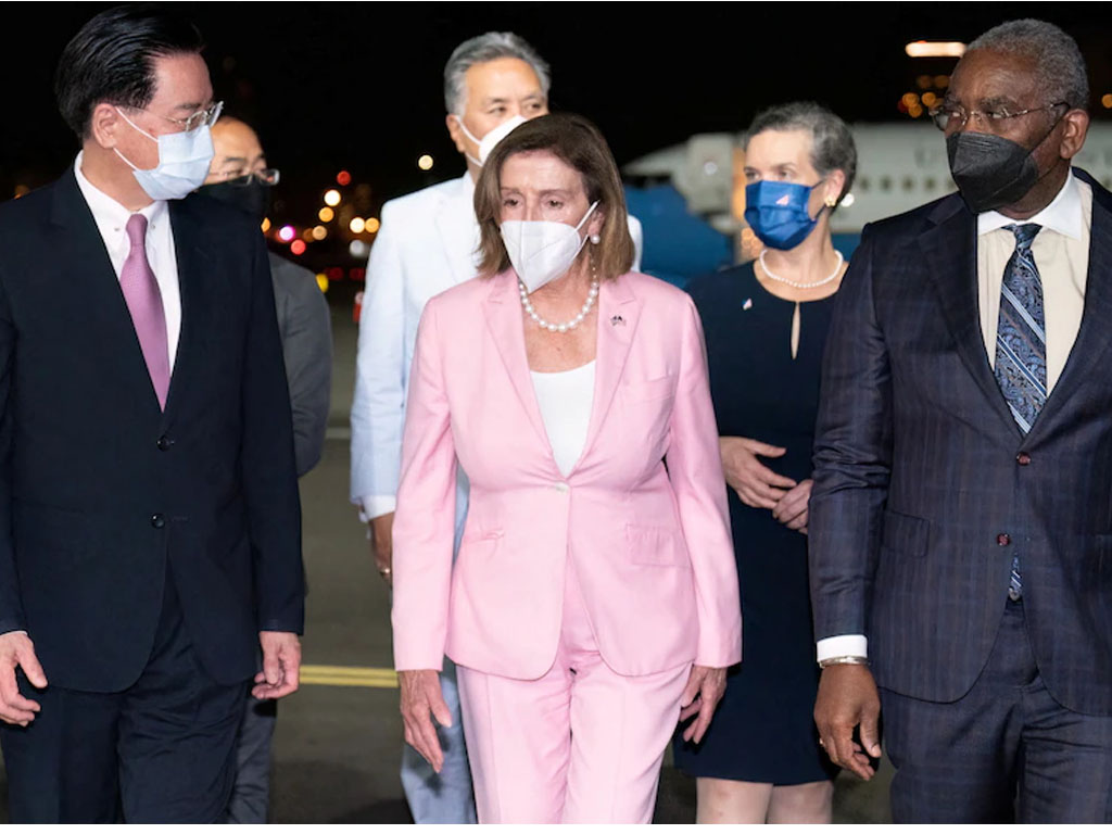 pelosi disambut menlu taiwan di bandara