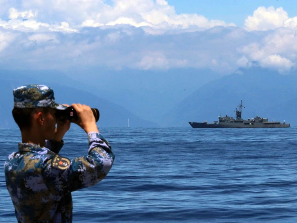 tentara china teropong kapal perang taiwan