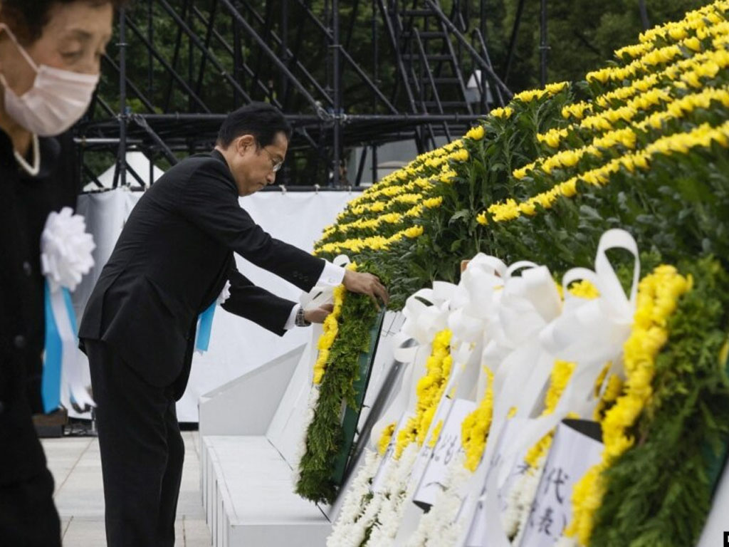 pm jepang letakkan karangan bunga