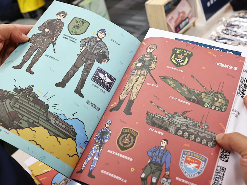 buku kecil berisi gambar beda tentara china dan taiwan