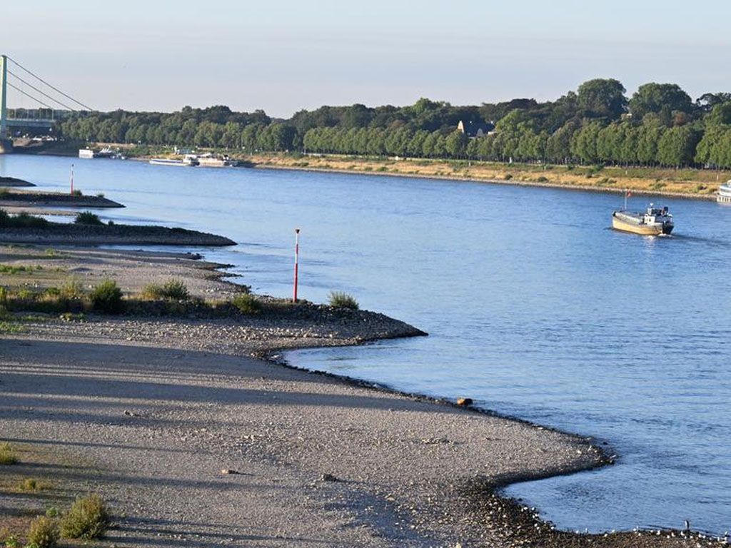 Kapal di sungai Rhein Jerman kurangi muatan