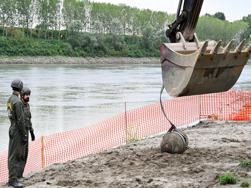 petugas amankan bom pd2 di sungai po italia