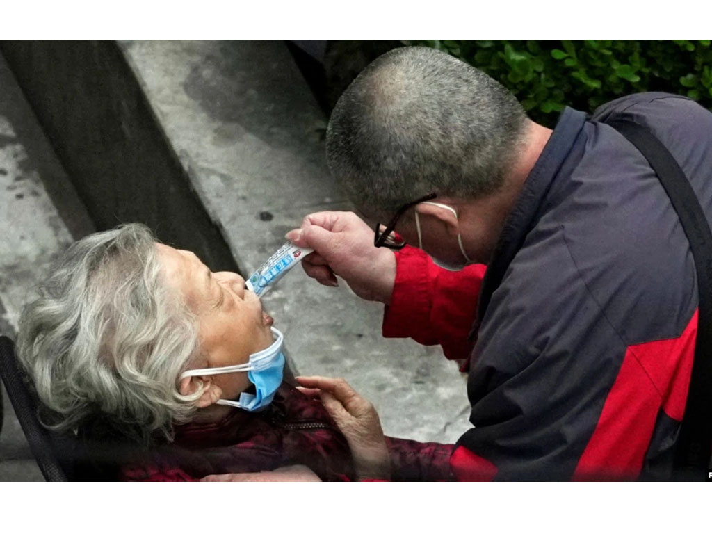 lansia minum obat covid tradisional di shanghai