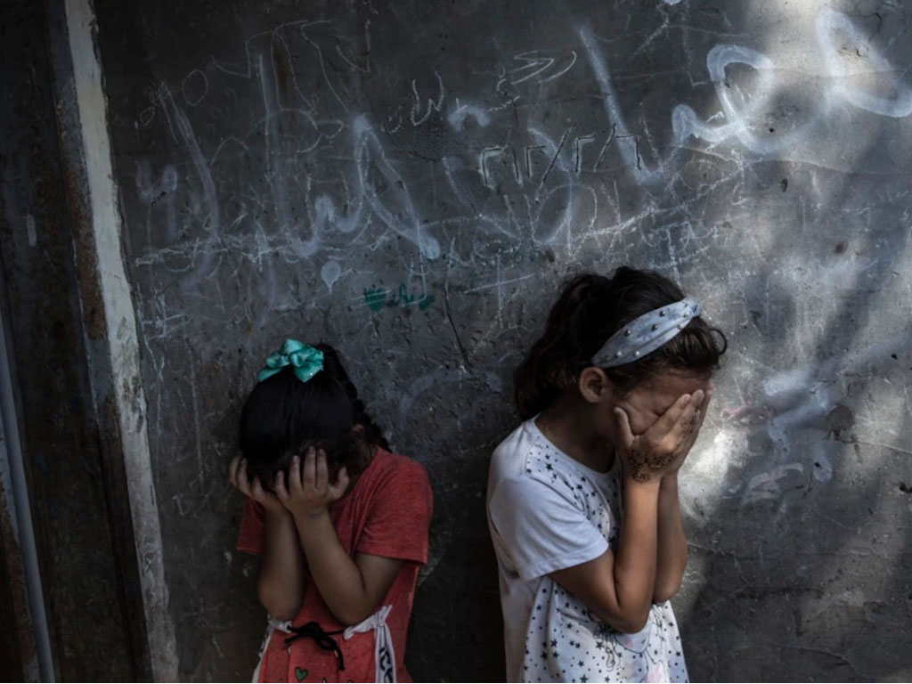 Dua anak perempuan Palestina menangis