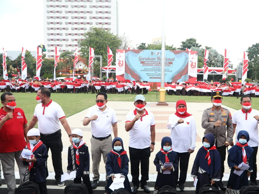 Mendagri Hadiri Gerakan Pembagian 10 Juta Bendera Merah Putih di Surabaya