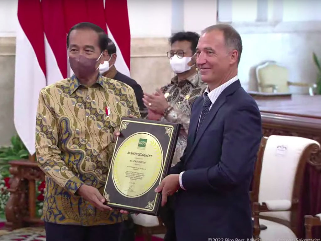 jokowi terima penghargaan irri