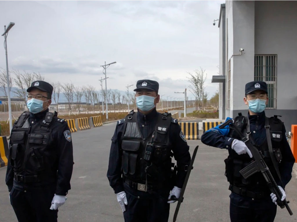 polisi china di xinjiang